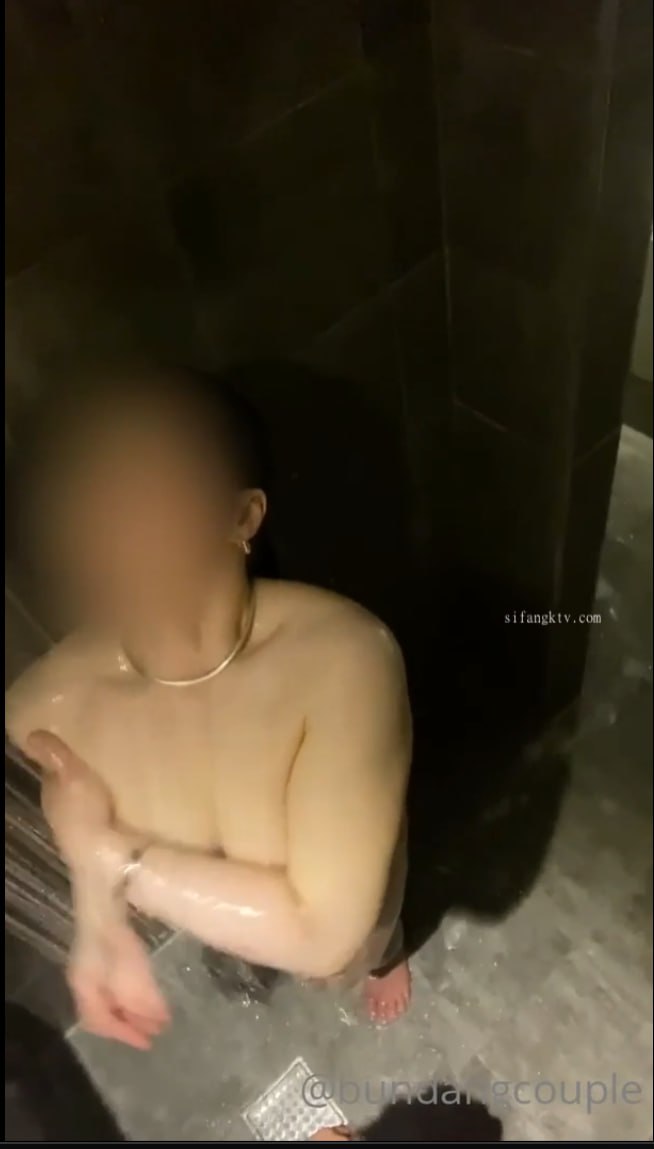 文静美少女【 00后小学妹】，眼镜下的骚心，手指、肉棒、棍子插入小淫口，嘴里喊着‘爸爸，快过来操我’！